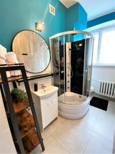 La salle de bains est pourvue d'une douche, de toilettes et d'un lavabo. dans l'établissement Apartament Midnight Blue, à Mielec