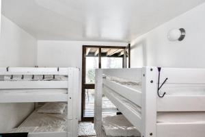 Ένα ή περισσότερα κρεβάτια σε δωμάτιο στο Maison bois au bord du lac +37 φωτογραφίες