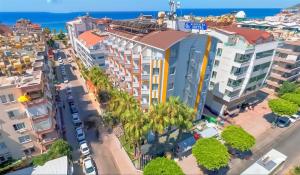 eine Luftblick auf eine Stadt mit Palmen und Gebäuden in der Unterkunft Kleopatra Arsi Hotel in Alanya