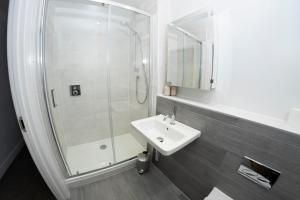 Koupelna v ubytování 4 Middlecombe - Luxury Apartment at Byron Woolacombe, only 4 minute walk to Woolacombe Beach!