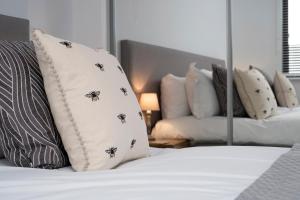 Postel nebo postele na pokoji v ubytování 4 Middlecombe - Luxury Apartment at Byron Woolacombe, only 4 minute walk to Woolacombe Beach!
