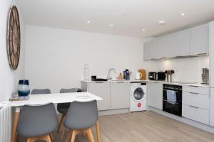 Kuchyň nebo kuchyňský kout v ubytování 4 Middlecombe - Luxury Apartment at Byron Woolacombe, only 4 minute walk to Woolacombe Beach!
