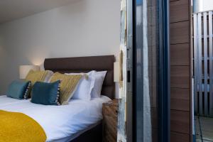 Postel nebo postele na pokoji v ubytování 4 Middlecombe - Luxury Apartment at Byron Woolacombe, only 4 minute walk to Woolacombe Beach!