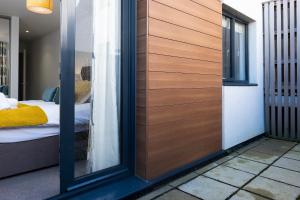 Postel nebo postele na pokoji v ubytování 4 Middlecombe - Luxury Apartment at Byron Woolacombe, only 4 minute walk to Woolacombe Beach!