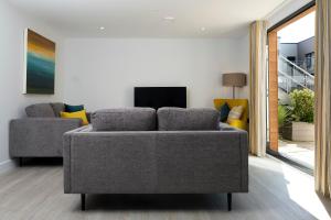 TV a/nebo společenská místnost v ubytování 4 Middlecombe - Luxury Apartment at Byron Woolacombe, only 4 minute walk to Woolacombe Beach!