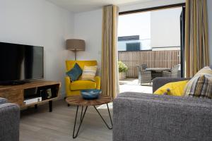 Posezení v ubytování 4 Middlecombe - Luxury Apartment at Byron Woolacombe, only 4 minute walk to Woolacombe Beach!