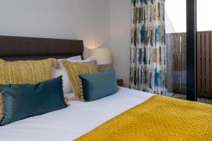 Postel nebo postele na pokoji v ubytování 4 Middlecombe - Luxury Apartment at Byron Woolacombe, only 4 minute walk to Woolacombe Beach!
