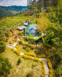 una vista aérea de una casa en una colina en Glamping Magic Love, en San Francisco