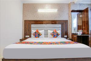 Postel nebo postele na pokoji v ubytování FabHotel Airport Avalon - Nr IGI Airport New Delhi