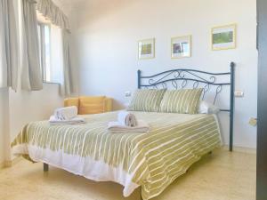 Łóżko lub łóżka w pokoju w obiekcie Gomera Sunset Apartments