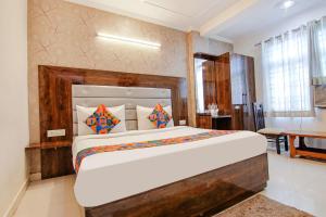 Postel nebo postele na pokoji v ubytování FabHotel Airport Avalon - Nr IGI Airport New Delhi