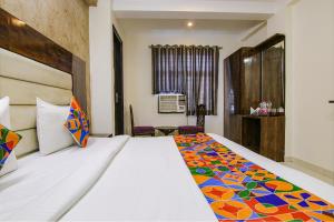 Postel nebo postele na pokoji v ubytování FabHotel Airport Avalon - Nr IGI Airport New Delhi