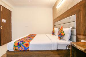 Postel nebo postele na pokoji v ubytování FabHotel Airport Avalon - Nr IGI Airport New Delhi