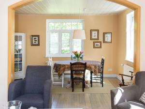 comedor con mesa y sillas en Ferienhaus Höllenmühle, en Hessisch Oldendorf