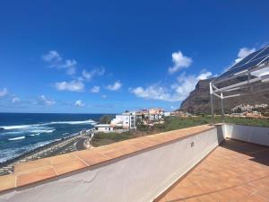 widok na ocean z balkonu domu w obiekcie Gomera Sunset Apartments w mieście Valle Gran Rey