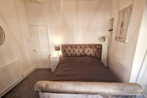a bedroom with a large bed in a room at Cosy & Stylish 2 Bedroom House, King-bed & more in Hull