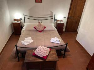 una camera da letto con un grande letto con due tavoli di AgriHouse Orvieto a Morrano