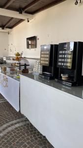 a kitchen with two microwaves on top of a counter at Zia Bi Bed and Breakfast in Naples