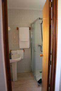uma casa de banho com uma cabina de duche em vidro e um lavatório. em Hotel Balcó del Priorat em La Morera de Montsant