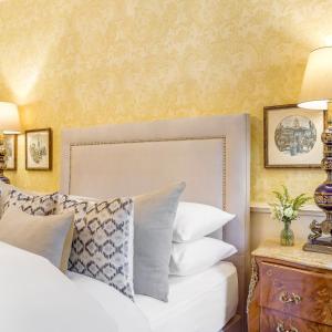 - une chambre avec un lit blanc et du papier peint jaune dans l'établissement An Sugan Guesthouse, à Clonakilty