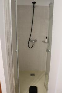 ducha con cabezal de ducha y puerta de cristal en Hotel Balcó del Priorat en La Morera de Montsant