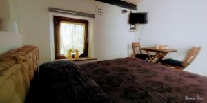 Un dormitorio con una cama grande y una ventana en "Il Sentiero" - Belfiore, en Foligno
