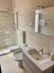 La salle de bains est pourvue d'un lavabo, de toilettes et d'une douche. dans l'établissement Cà Marcon, à Castelnuovo Magra