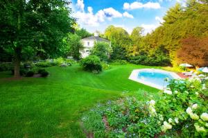 un patio con piscina y una casa en Stockbridge Country Inn en Stockbridge