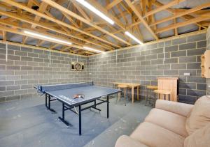 una sala de ping pong con una mesa de ping pong. en 2 Mill Farm, en Belchamp Otten