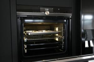 een oven met een aantal pannen erin bij Villa Savannah in Roelofarendsveen