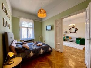 1 dormitorio con 1 cama y sala de estar en Jolan Suite, en Budapest