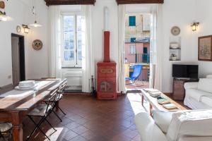 een woonkamer met een tafel en een houtkachel bij Chiara House in Levanto