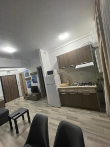 eine Küche mit Stühlen und einem Tisch im Zimmer in der Unterkunft Kiraz Apartament Summerland in Mamaia