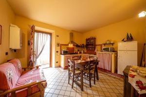 キャンニにあるAgriturismo Due Pontiのテーブル付きのキッチン、黄色い壁のキッチン