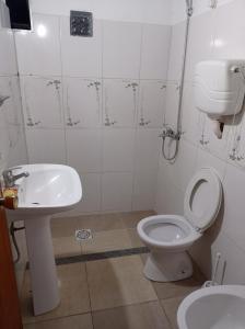 a bathroom with a toilet and a sink at Tuc com in Durazno