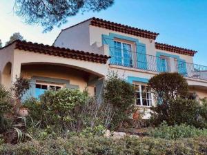 Casa blanca grande con ventanas azules en Seaview Villa Petit Prince, Pool, air conditioning, en Sainte-Maxime