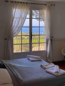 1 dormitorio con cama y ventana grande en Seaview Villa Petit Prince, Pool, air conditioning, en Sainte-Maxime