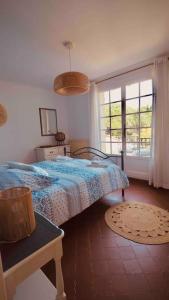 1 dormitorio con cama y ventana en Seaview Villa Petit Prince, Pool, air conditioning, en Sainte-Maxime