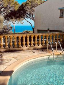 una piscina frente a un edificio con valla en Seaview Villa Petit Prince, Pool, air conditioning, en Sainte-Maxime