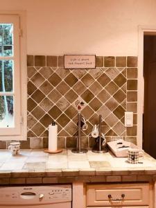 cocina con encimera y pared de azulejos en Seaview Villa Petit Prince, Pool, air conditioning, en Sainte-Maxime