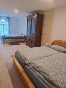um quarto com 2 camas individuais e um armário em Michelshof em Kevelaer