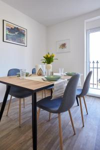 einen Esstisch und Stühle in einem Zimmer in der Unterkunft nice2be Apartments in Augsburg