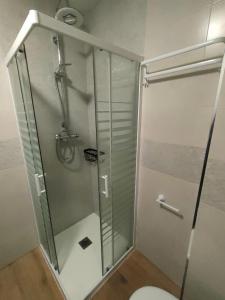 łazienka z kabiną prysznicową i toaletą w obiekcie CASA GLORIA w mieście Ganuza