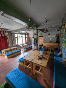 馬拉里的住宿－Attic Monkey Cafe & Rooms，带沙发和木桌的客厅