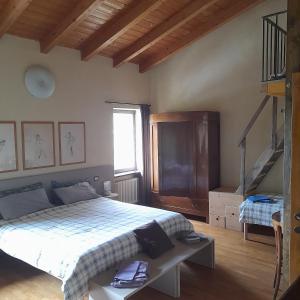 1 dormitorio con 1 cama grande y 1 mesa en Agricola Tre Rii Sidreria, en Corniglio