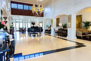 Uma área de estar em Inn at Pelican Bay