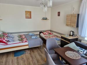 Habitación con 2 camas, mesa y sillas en Marino, en Kołobrzeg