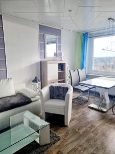 ein Wohnzimmer mit einem Sofa und einem Tisch in der Unterkunft Plön - Traumhafter Seeblick in Plön