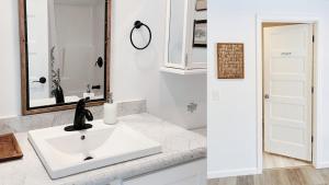 ein Badezimmer mit einem weißen Waschbecken und einem Spiegel in der Unterkunft Brand New 2 Bedroom Cottage on Seneca Lake in Himrod