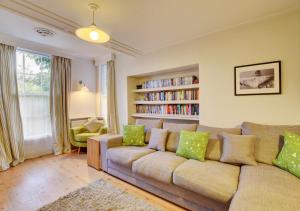 ein Wohnzimmer mit Sofa und Bücherregal in der Unterkunft 4 Doric Place in Woodbridge